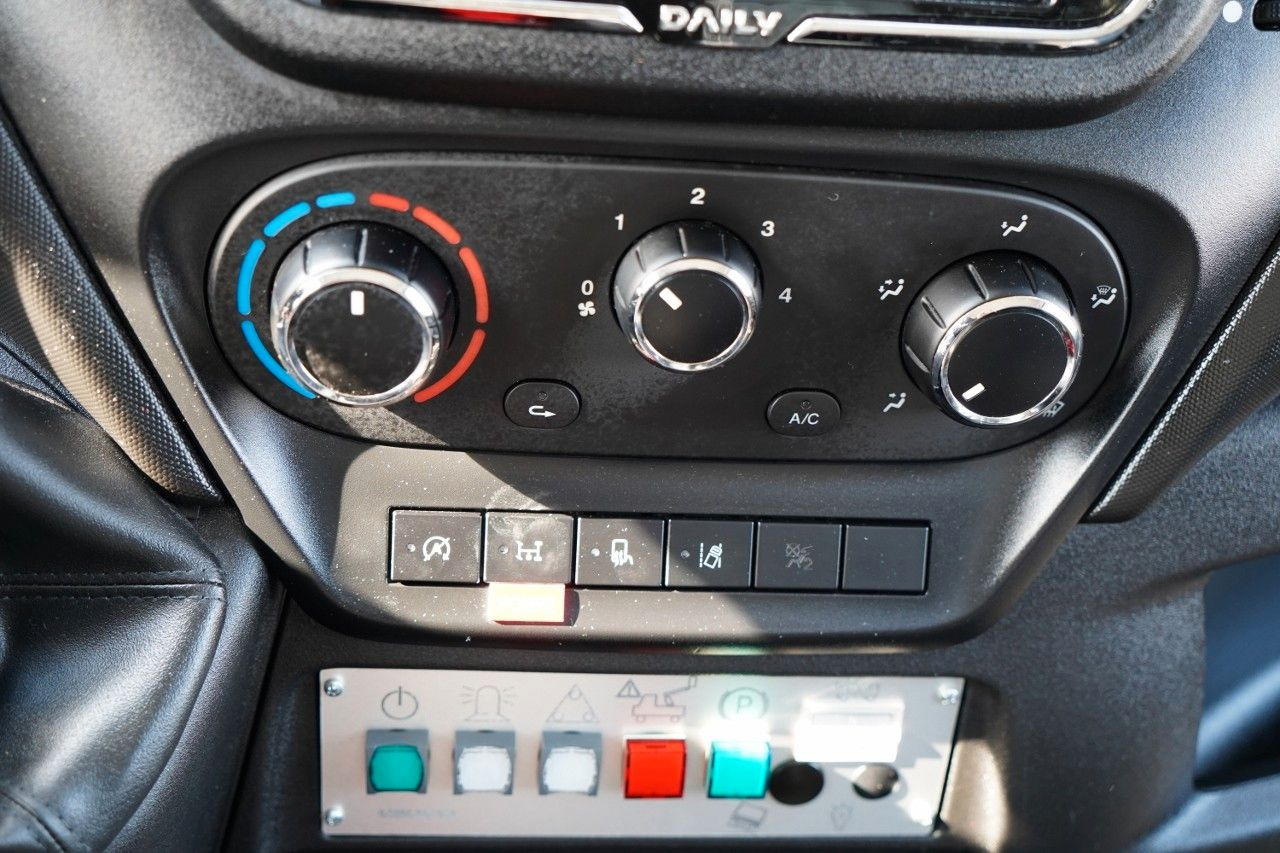 Camión con plataforma elevadora Iveco DAILY 35-140 / ZWYŻKA / PODNOŚNIK KOSZOWY FRANCE: foto 38