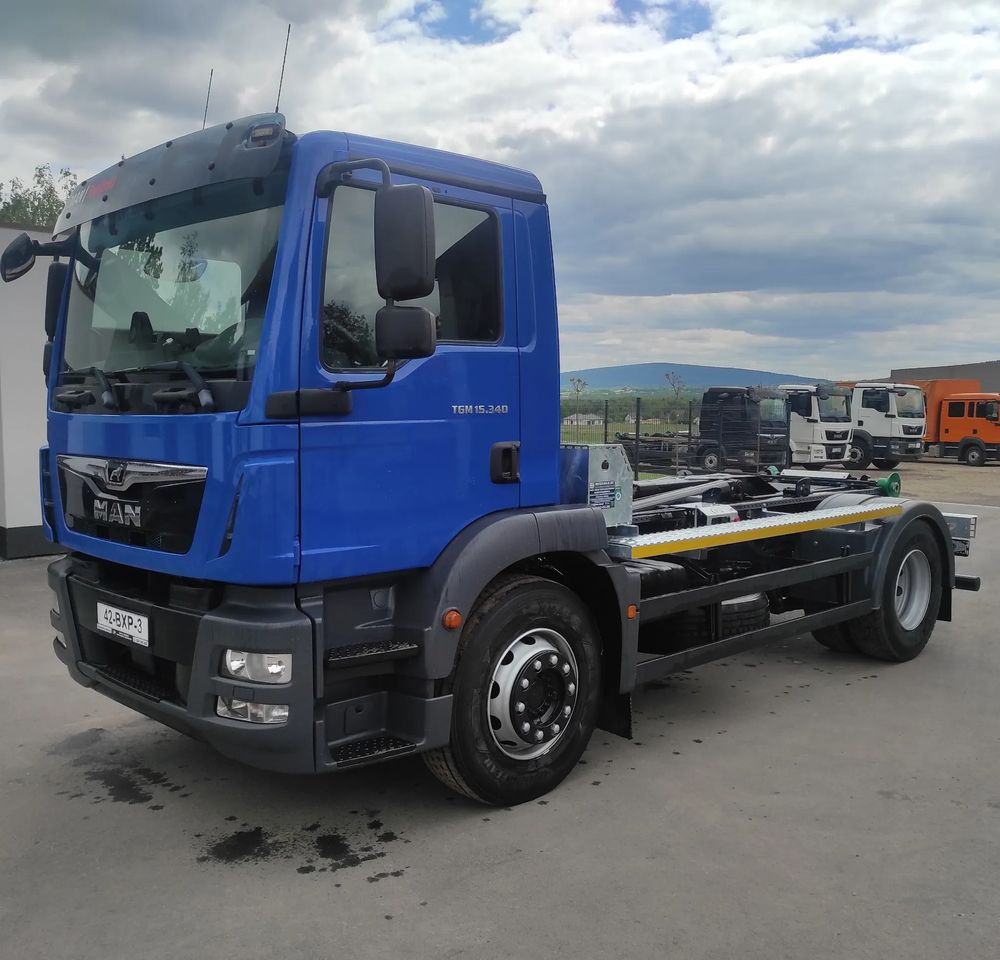 MAN TGM 18.340 urządzenie hakowe AXOR - Camión multibasculante: foto 2 MAN TGM 18.340 urządzenie hakowe AXOR - Camión multibasculante: foto 2
