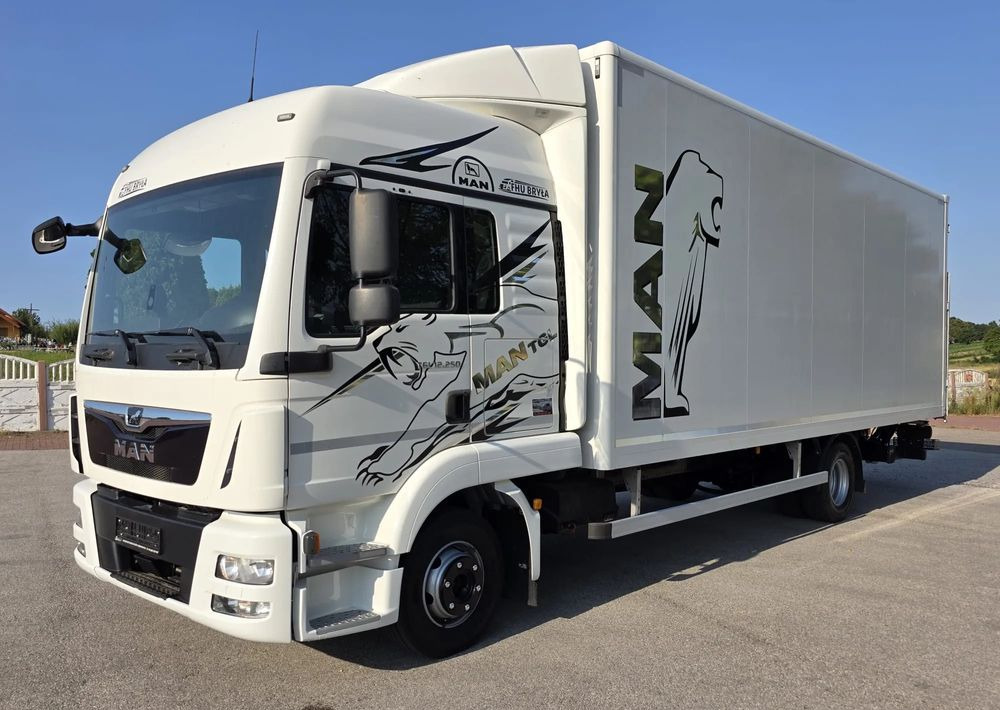 MAN TGL 12.250 / KONTENER / IZOTERMA / WINDA / 2019R / EURO 6 / PEŁEN SERWIS / 6 TON ŁADOWNOŚĆ / SPROWADZONY / ZADBANY / JAK NOWY / KSIĄŻKA SERWISOWA / E6 / 17 PALET - Camión caja cerrada: foto 1 MAN TGL 12.250 / KONTENER / IZOTERMA / WINDA / 2019R / EURO 6 / PEŁEN SERWIS / 6 TON ŁADOWNOŚĆ / SPROWADZONY / ZADBANY / JAK NOWY / KSIĄŻKA SERWISOWA / E6 / 17 PALET - Camión caja cerrada: foto 1