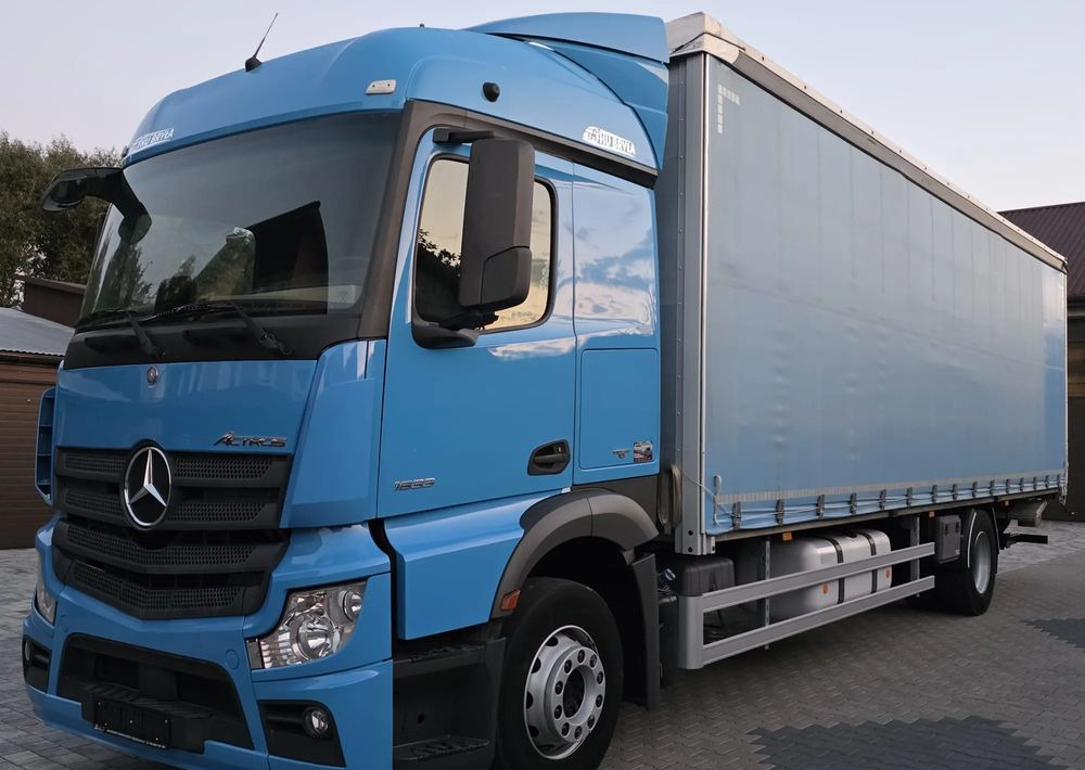 Mercedes-Benz ACTROS 1833 / FIRANKA/ WINDA / 22PALETY / 8760 ŁADOWNOŚĆ / AUTOMAT / DUŻY SILNIK / SYPIALKA / - Camión lona: foto 1 Mercedes-Benz ACTROS 1833 / FIRANKA/ WINDA / 22PALETY / 8760 ŁADOWNOŚĆ / AUTOMAT / DUŻY SILNIK / SYPIALKA / - Camión lona: foto 1