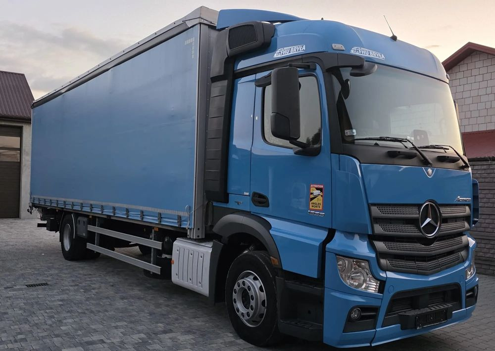 Mercedes-Benz ACTROS 1833 / FIRANKA/ WINDA / 22PALETY / 8760 ŁADOWNOŚĆ / AUTOMAT / DUŻY SILNIK / SYPIALKA / - Camión lona: foto 2 Mercedes-Benz ACTROS 1833 / FIRANKA/ WINDA / 22PALETY / 8760 ŁADOWNOŚĆ / AUTOMAT / DUŻY SILNIK / SYPIALKA / - Camión lona: foto 2