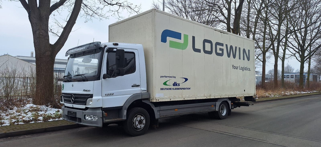 Mercedes-Benz 1222 Atego Koffer mit LBW Klima - Camión caja cerrada: foto 1 Mercedes-Benz 1222 Atego Koffer mit LBW Klima - Camión caja cerrada: foto 1