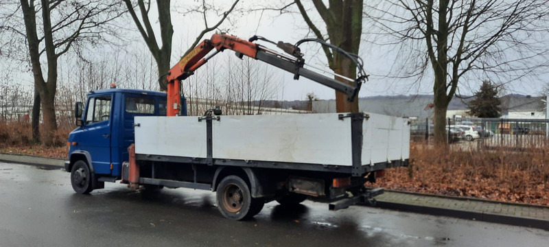 Mercedes-Benz 814 Pritsche mit Kran+Greifer - Camión caja abierta, Camión grúa: foto 2 Mercedes-Benz 814 Pritsche mit Kran+Greifer - Camión caja abierta, Camión grúa: foto 2