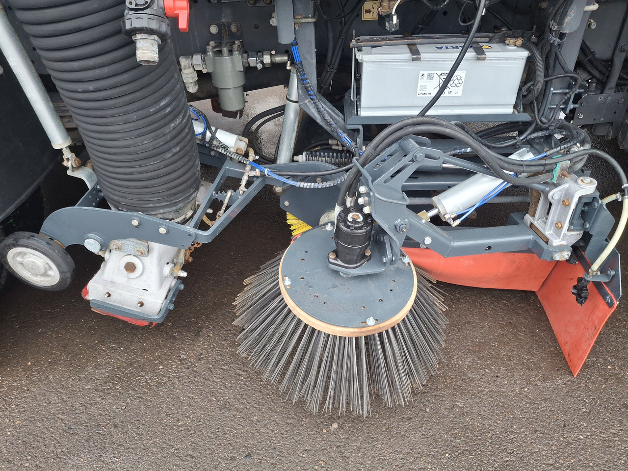 Barredora vial MERCEDES-BENZ Axor 1829 Zamiatarka Kehrmaschine Johnston 2 Motoren Karcher L/R: foto 6