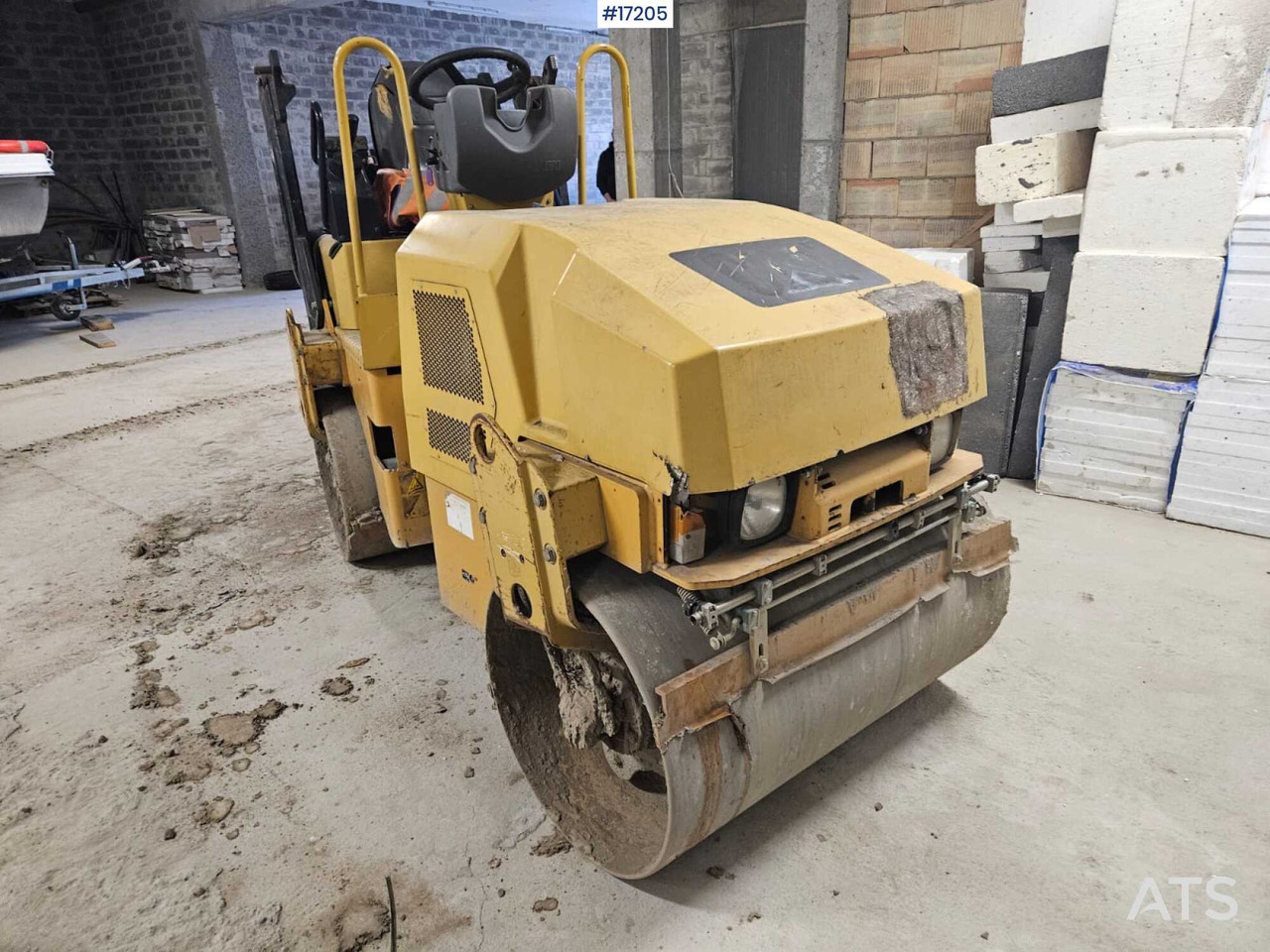 Double drum roller CATERPILLAR CB 24 (2009) - Apisonadora de asfalto: foto 3 Double drum roller CATERPILLAR CB 24 (2009) - Apisonadora de asfalto: foto 3