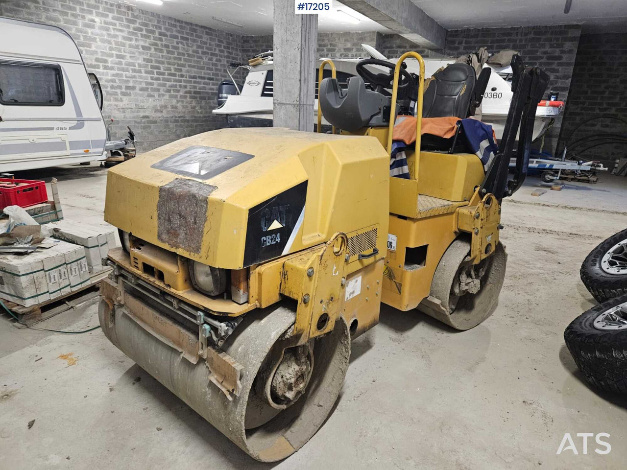 Double drum roller CATERPILLAR CB 24 (2009) - Apisonadora de asfalto: foto 1 Double drum roller CATERPILLAR CB 24 (2009) - Apisonadora de asfalto: foto 1