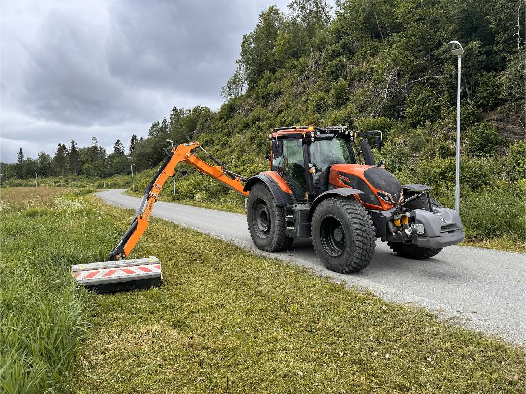 Valtra N175 V inkl. Noremat armklipper kantslåttløsning - Tractor: foto 1 Valtra N175 V inkl. Noremat armklipper kantslåttløsning - Tractor: foto 1