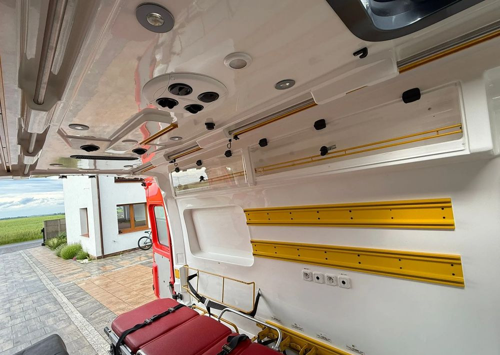 Ambulancia Renault Master: foto 17