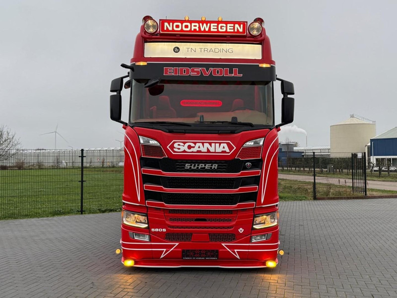 Scania S580 V8 NGS SHOW TRUCK, VOLLUCHT, SPECIAL INTERIOR, BOMVOL, ALS NIEUW. - Cabeza tractora: foto 2 Scania S580 V8 NGS SHOW TRUCK, VOLLUCHT, SPECIAL INTERIOR, BOMVOL, ALS NIEUW. - Cabeza tractora: foto 2