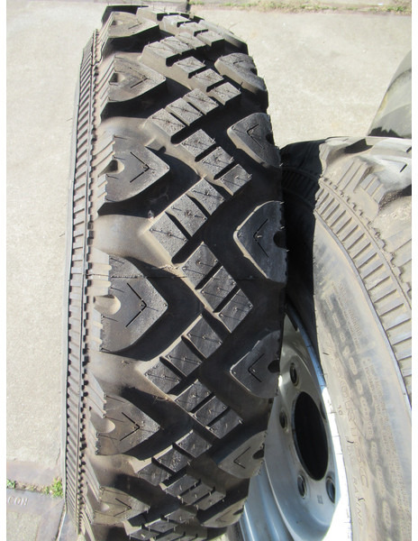 Land Rover Defender 7.50R16 2 x Velg ( staal ) + Band - Rueda completa para Coche: foto 2 Land Rover Defender 7.50R16 2 x Velg ( staal ) + Band - Rueda completa para Coche: foto 2