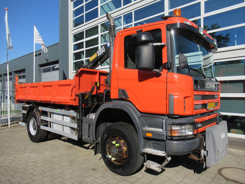 Scania P 114 CB 4x4 HZ 340 3-W. Tipper - 3-S. Kipper + HMF 1063 Crane Kran - Camión volquete, Camión grúa: foto 2 Scania P 114 CB 4x4 HZ 340 3-W. Tipper - 3-S. Kipper + HMF 1063 Crane Kran - Camión volquete, Camión grúa: foto 2