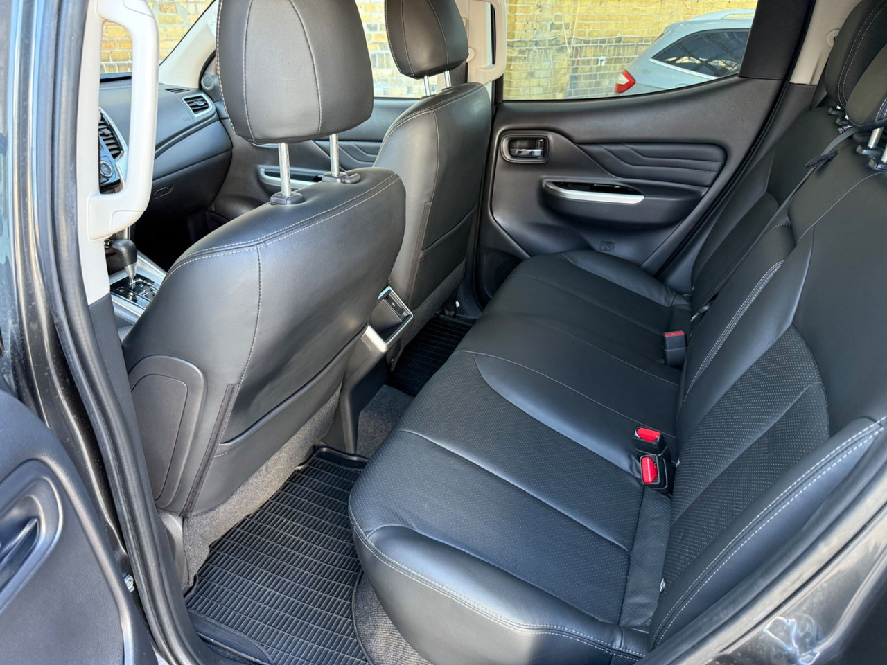 SUV/ Todoterreno Mitsubishi L200 Basis Doppelkabine 4WD LED LEDER NAVI ACC: foto 15