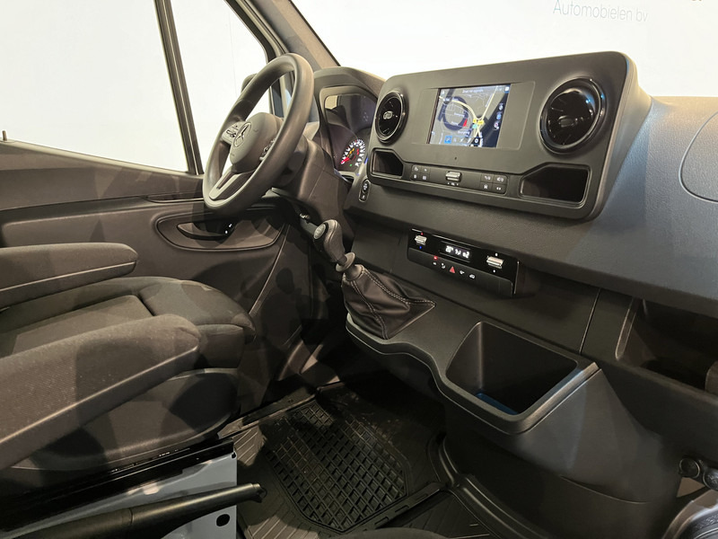 Mercedes-Benz Sprinter 315 CDI L4H2 RWD / Euro 6 / MBUX / Airco / Cruise Control / Camera / CarPlay / Navigatie / 6.143 KM !! / BPM VRIJ !! - Furgón: foto 3 Mercedes-Benz Sprinter 315 CDI L4H2 RWD / Euro 6 / MBUX / Airco / Cruise Control / Camera / CarPlay / Navigatie / 6.143 KM !! / BPM VRIJ !! - Furgón: foto 3