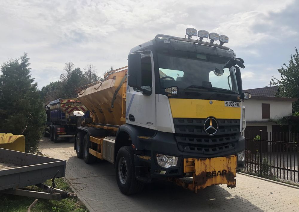 Máquina quitanieve Mercedes-Benz Arocs 2633 6x4 piaskarka solarka pług: foto 6 Máquina quitanieve Mercedes-Benz Arocs 2633 6x4 piaskarka solarka pług: foto 6