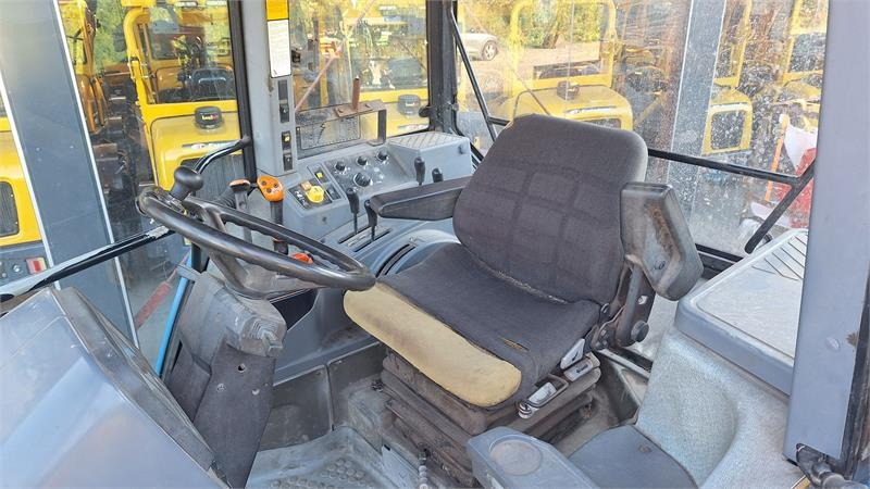 Tractor Ford 8240: foto 12 Tractor Ford 8240: foto 12