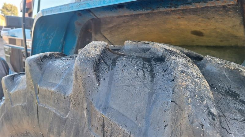 Tractor Ford 8240: foto 7 Tractor Ford 8240: foto 7