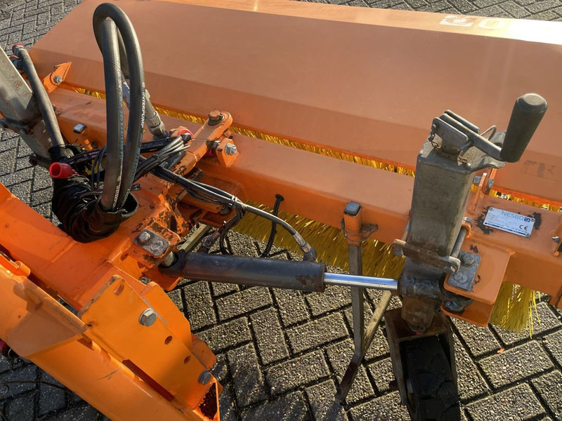 Nesbo Veegmachine HF1600S - Barredora cucharón para Vehículo municipal: foto 4 Nesbo Veegmachine HF1600S - Barredora cucharón para Vehículo municipal: foto 4