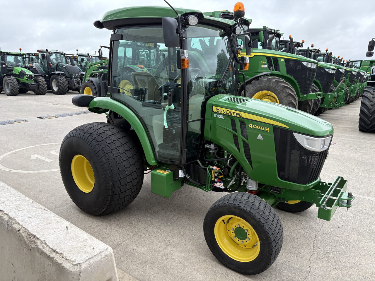 John Deere 4066R Compact Tractor - Mini tractor: foto 3 John Deere 4066R Compact Tractor - Mini tractor: foto 3