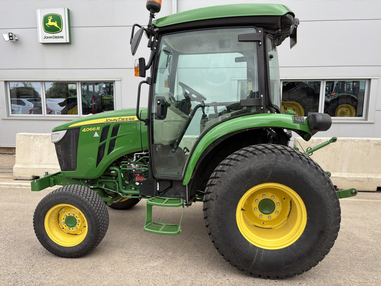 John Deere 4066R Compact Tractor - Mini tractor: foto 1 John Deere 4066R Compact Tractor - Mini tractor: foto 1