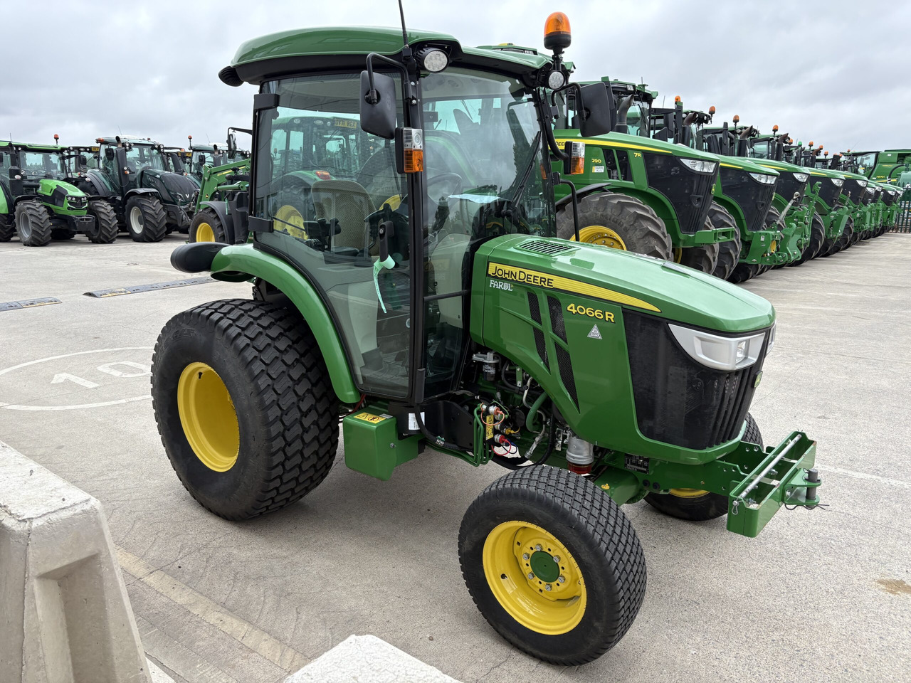 John Deere 4066R Compact Tractor - Mini tractor: foto 3 John Deere 4066R Compact Tractor - Mini tractor: foto 3