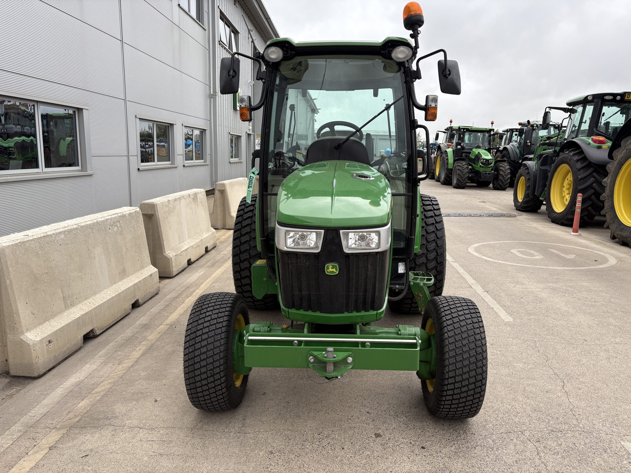 John Deere 4066R Compact Tractor - Mini tractor: foto 2 John Deere 4066R Compact Tractor - Mini tractor: foto 2