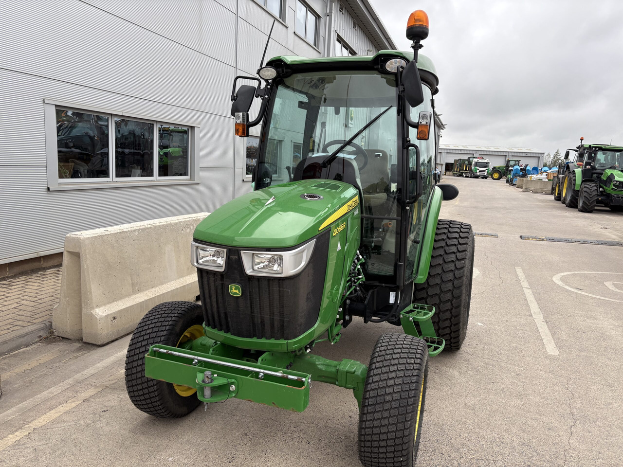 John Deere 4066R Compact Tractor - Mini tractor: foto 2 John Deere 4066R Compact Tractor - Mini tractor: foto 2