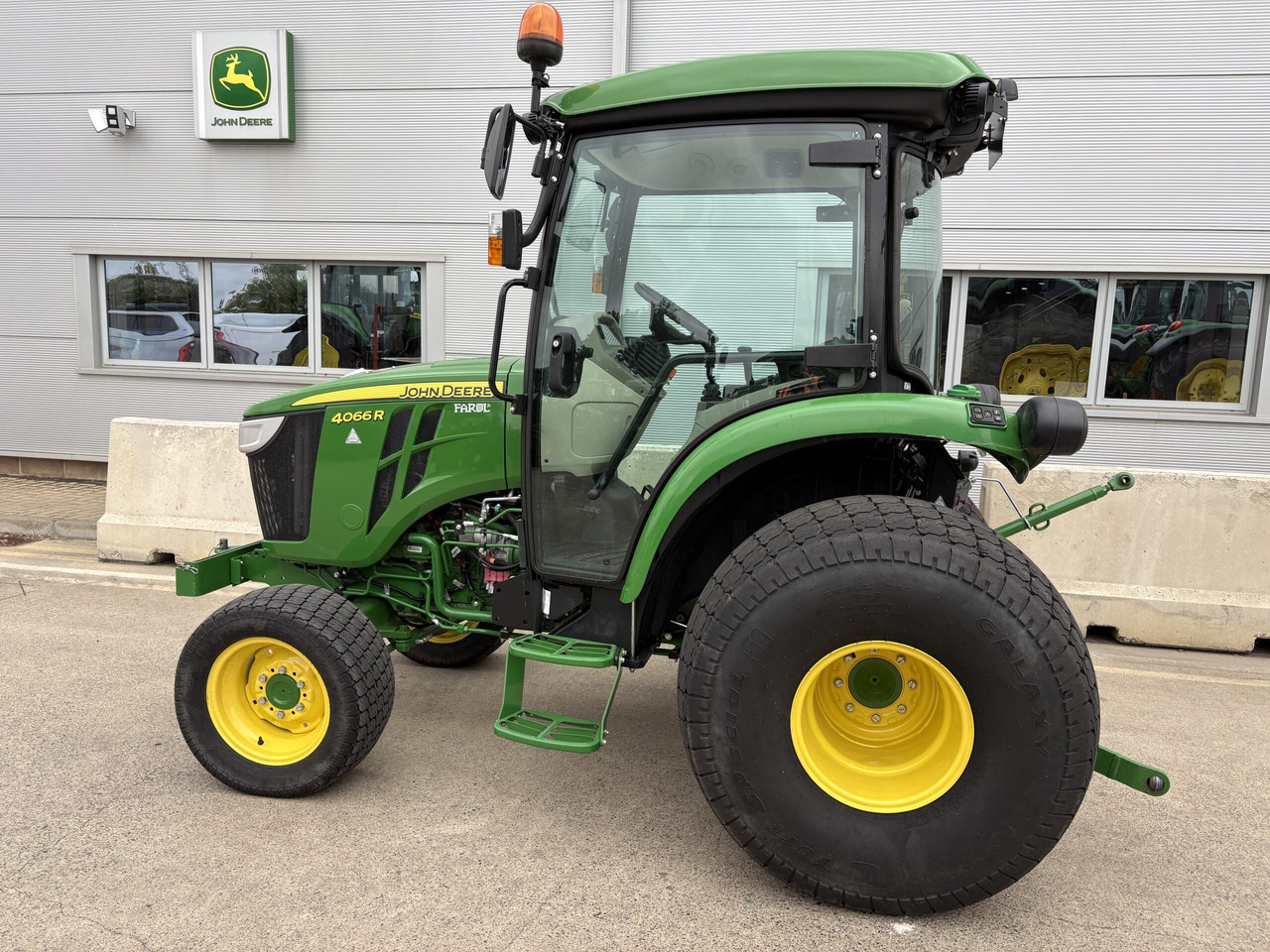 John Deere 4066R Compact Tractor - Mini tractor: foto 1 John Deere 4066R Compact Tractor - Mini tractor: foto 1