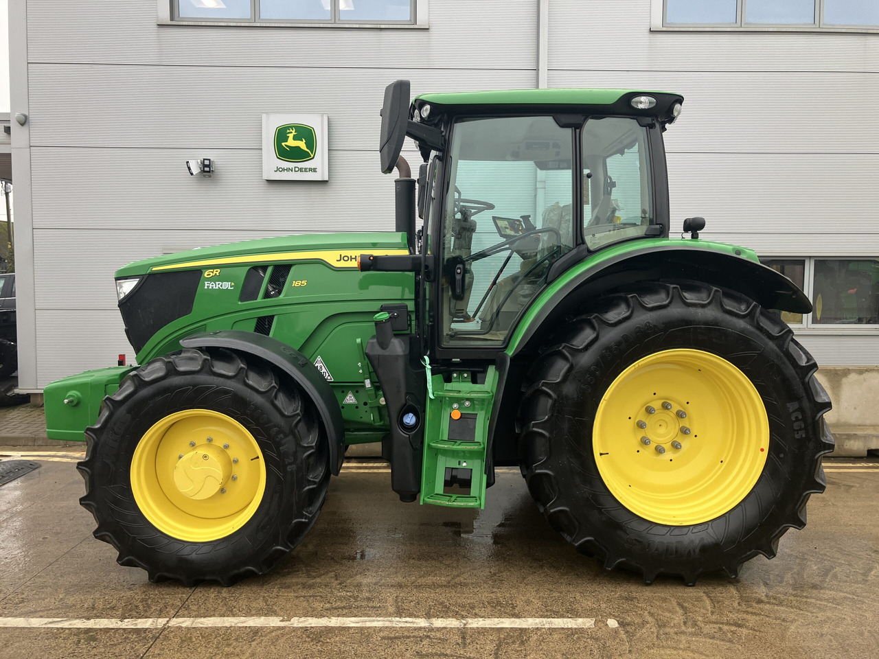 John Deere 6R 185 - Tractor: foto 2 John Deere 6R 185 - Tractor: foto 2