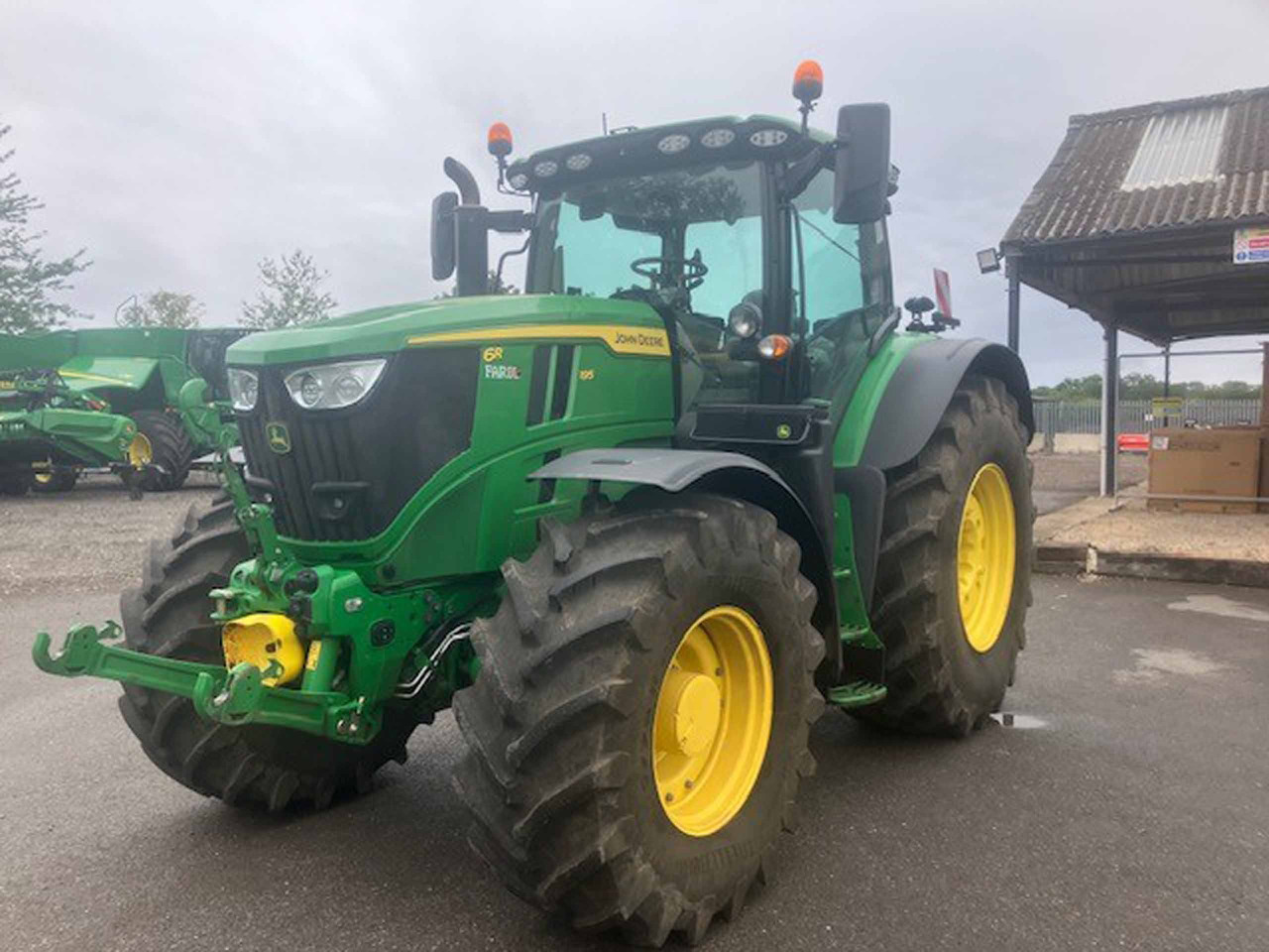 John Deere 6R 195 - Tractor: foto 1 John Deere 6R 195 - Tractor: foto 1