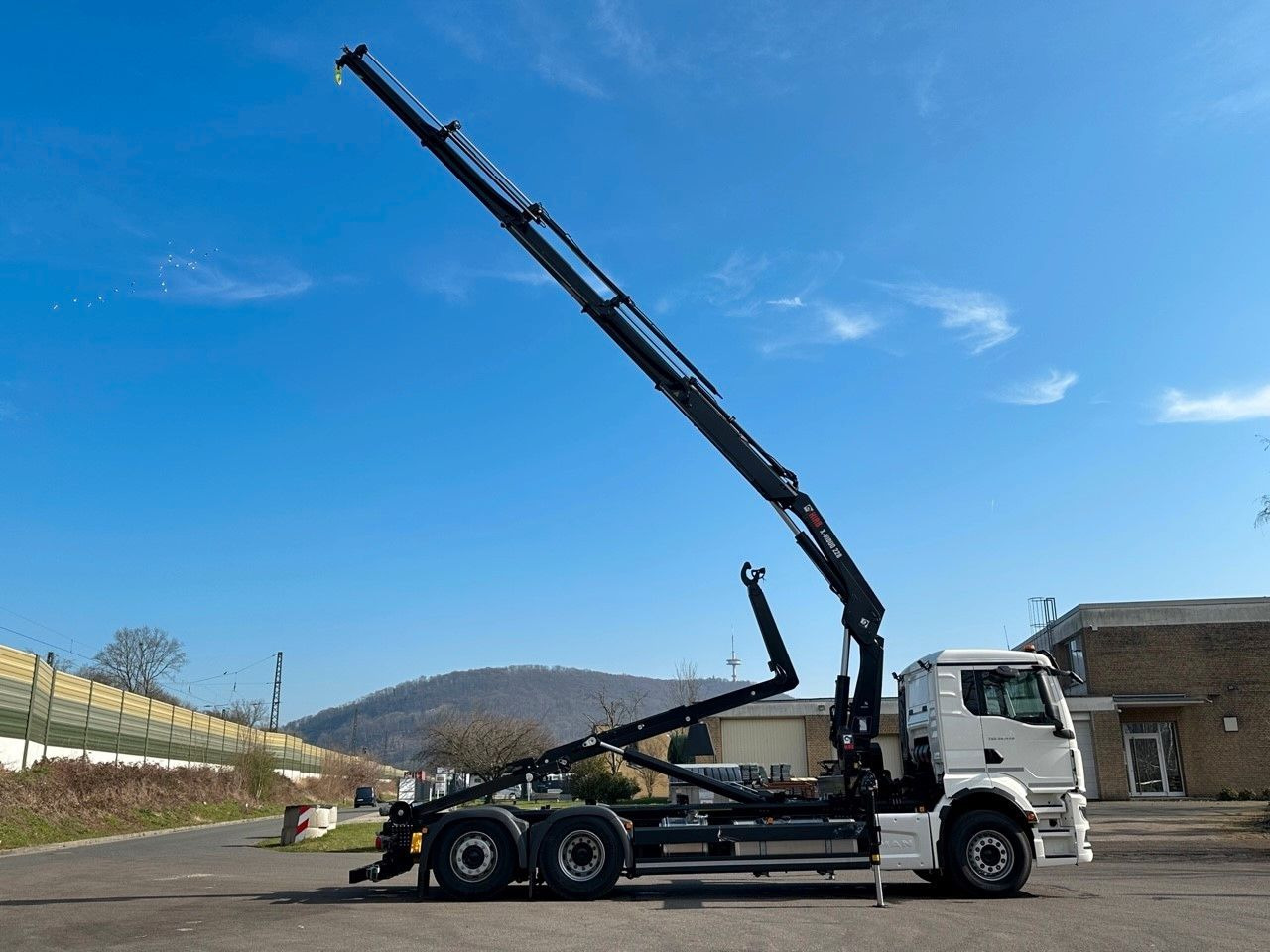 MAN TGS 26.470 6x2 Abrollkipper + Kran Hiab 228-4 - Camión multibasculante, Camión grúa: foto 4 MAN TGS 26.470 6x2 Abrollkipper + Kran Hiab 228-4 - Camión multibasculante, Camión grúa: foto 4