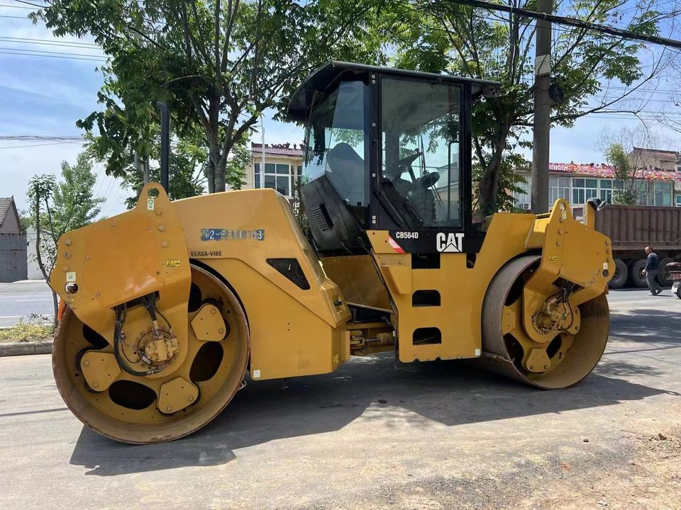 Caterpillar CB564D Double Drum Road Roller 7 Ton Weight With Core Components Engine and Bearing Essential Road Machinery - Apisonadora de asfalto: foto 2 Caterpillar CB564D Double Drum Road Roller 7 Ton Weight With Core Components Engine and Bearing Essential Road Machinery - Apisonadora de asfalto: foto 2