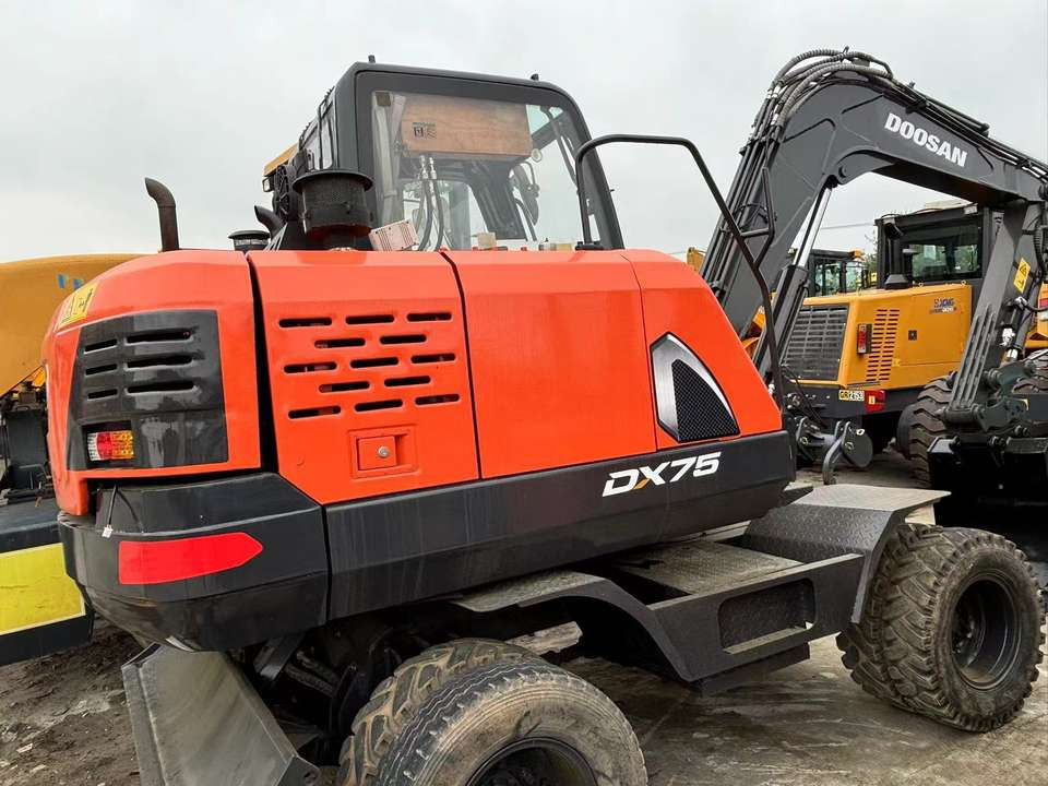 Hot Sale Used Doosan Dx75 Small 7.5t Wheel Excavator South Korea DX75 Mini Excavator for Sale Good Condition - Excavadora de cadenas: foto 3 Hot Sale Used Doosan Dx75 Small 7.5t Wheel Excavator South Korea DX75 Mini Excavator for Sale Good Condition - Excavadora de cadenas: foto 3
