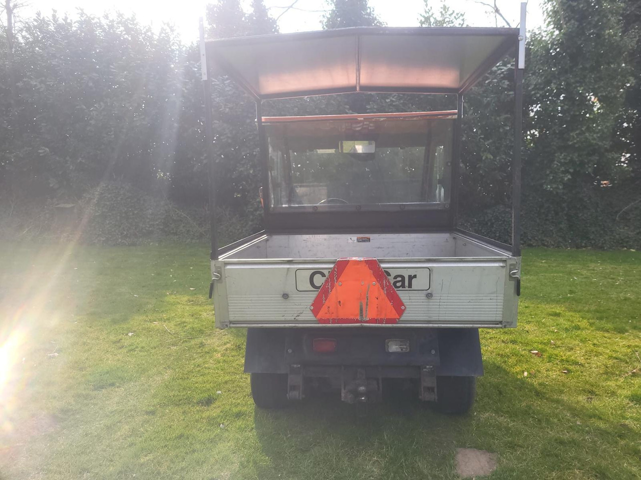 Club Car Carryall Turf 2 – Bouwjaar 2009 – Elektrisch – Met dichte cabine en elektrische kiepbak – Marge-kavel - Carrito de golf: foto 4 Club Car Carryall Turf 2 – Bouwjaar 2009 – Elektrisch – Met dichte cabine en elektrische kiepbak – Marge-kavel - Carrito de golf: foto 4