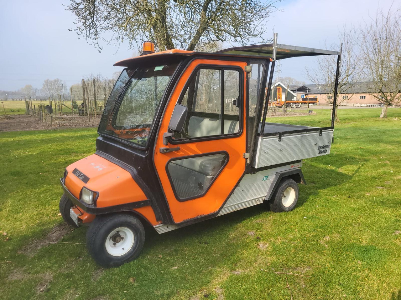 Club Car Carryall Turf 2 – Bouwjaar 2009 – Elektrisch – Met dichte cabine en elektrische kiepbak – Marge-kavel - Carrito de golf: foto 1 Club Car Carryall Turf 2 – Bouwjaar 2009 – Elektrisch – Met dichte cabine en elektrische kiepbak – Marge-kavel - Carrito de golf: foto 1
