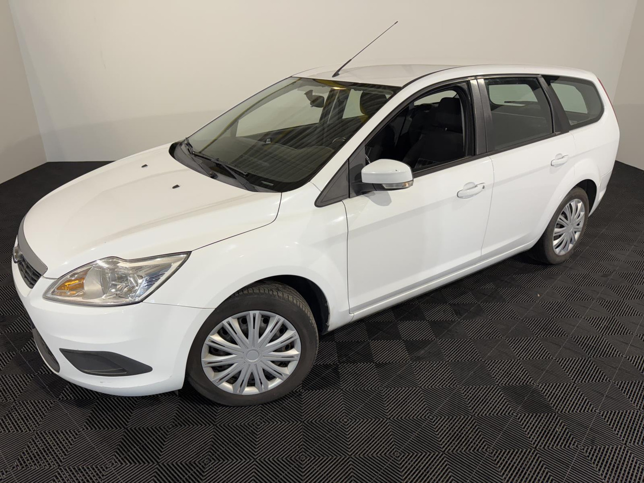 Ford Focus Wagon 1.6 Comfort 33-LKG-1 283.490 km - Coche: foto 1 Ford Focus Wagon 1.6 Comfort 33-LKG-1 283.490 km - Coche: foto 1