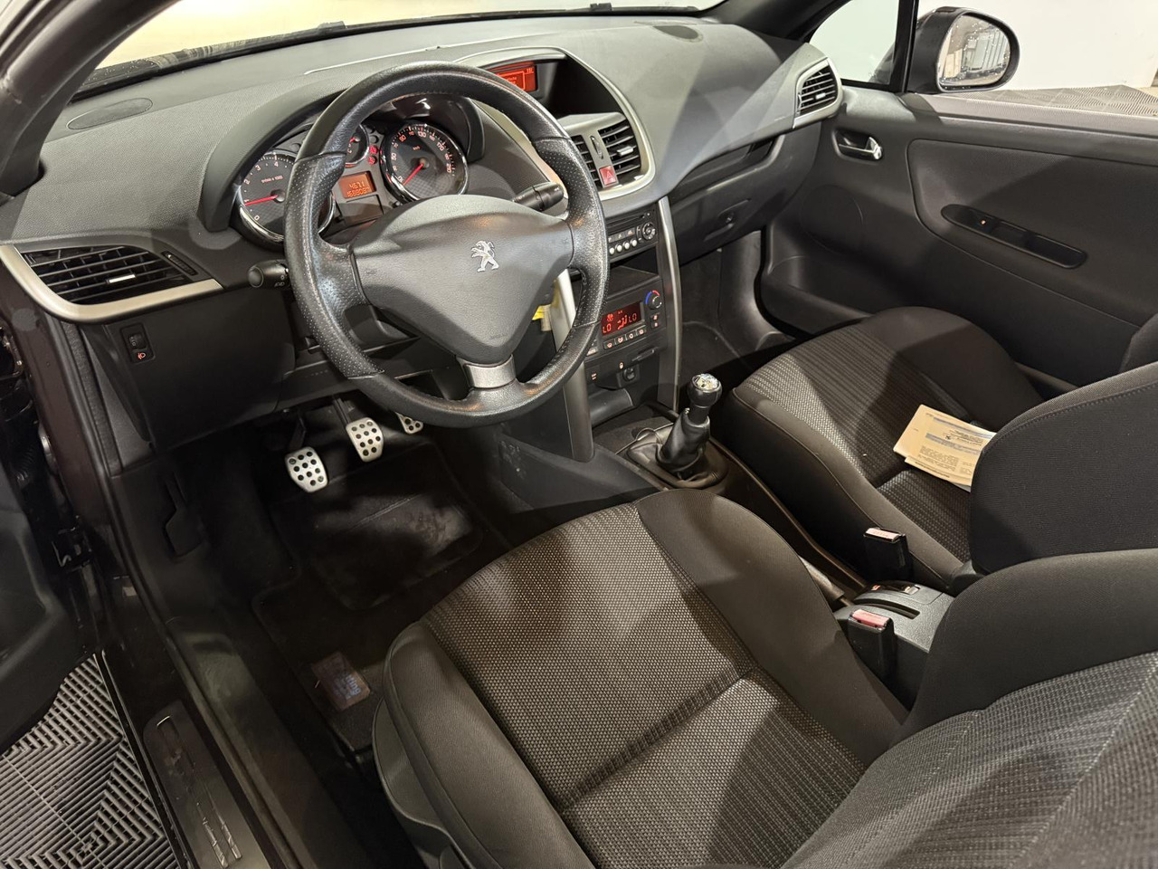 Peugeot 207 CC 1.6 VTI | 2012 | 168.808 km | H-824-FL - Coche: foto 3 Peugeot 207 CC 1.6 VTI | 2012 | 168.808 km | H-824-FL - Coche: foto 3