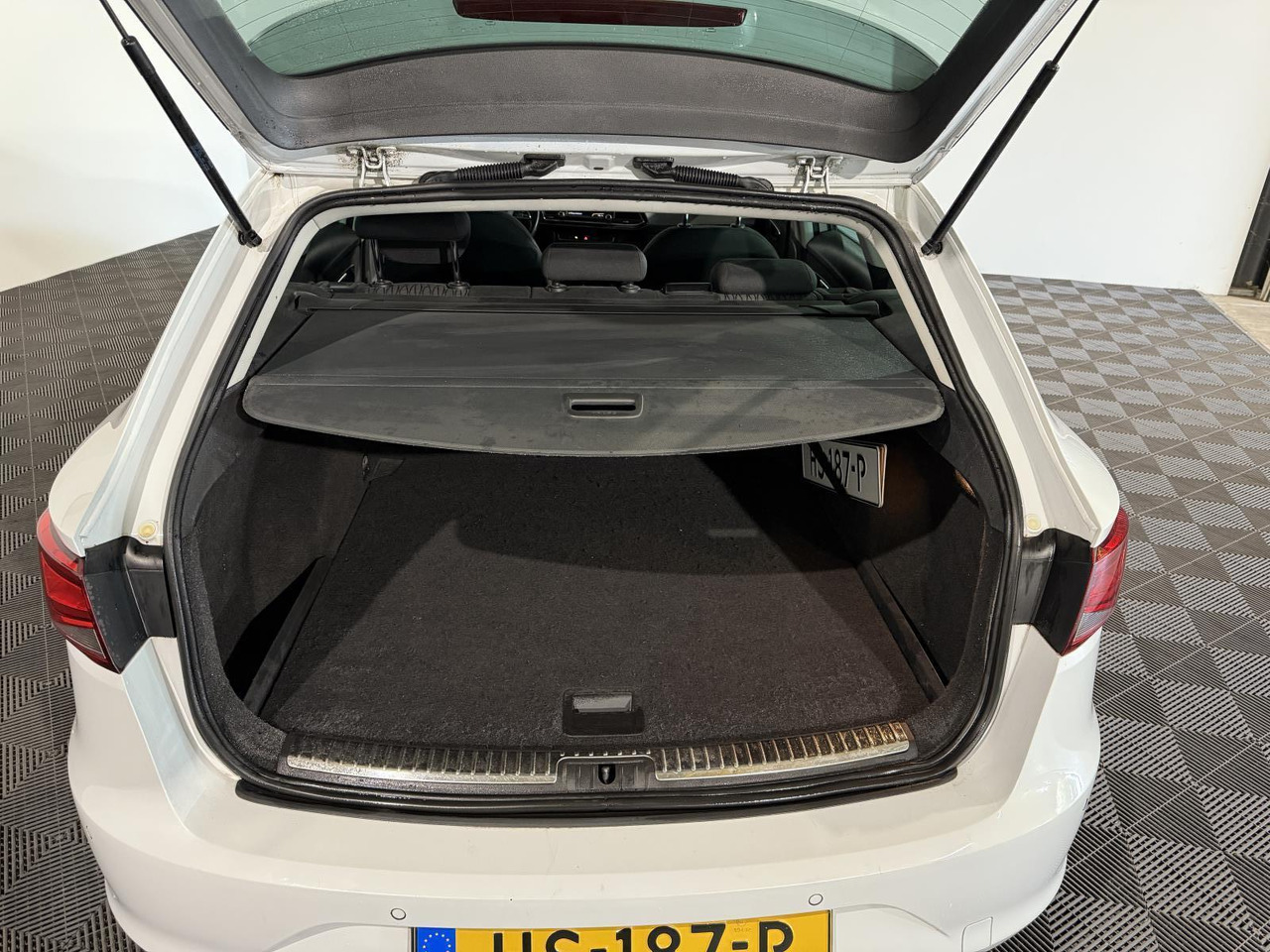SEAT | Leon ST | 1.6 TDI Style Connect Ecomotive | 2015 | 284.524 km | HS187P | Logisch - Coche: foto 3 SEAT | Leon ST | 1.6 TDI Style Connect Ecomotive | 2015 | 284.524 km | HS187P | Logisch - Coche: foto 3