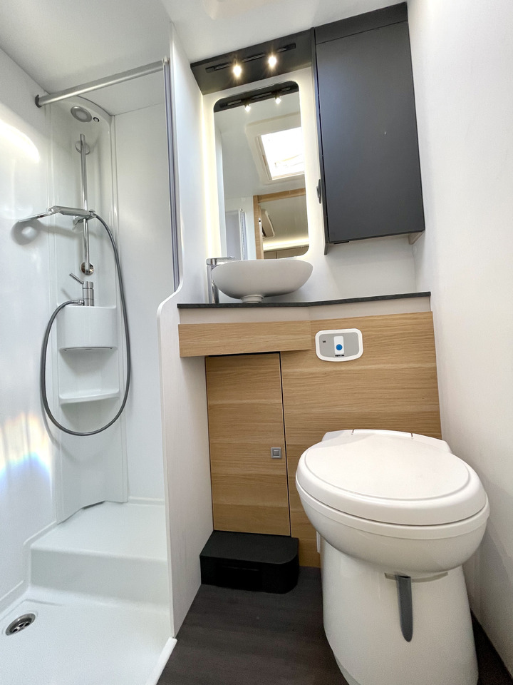 Autocaravana capuchina ADRIA Coral XL 650 DK: foto 13 Autocaravana capuchina ADRIA Coral XL 650 DK: foto 13