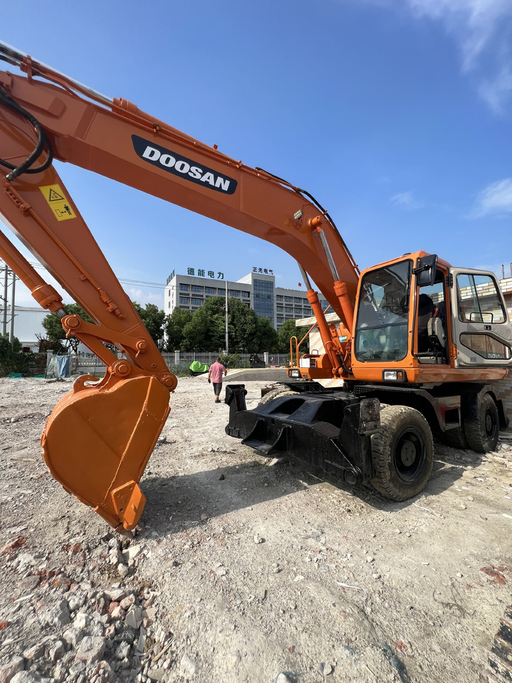DOOSAN DX210 - Excavadora de ruedas: foto 1 DOOSAN DX210 - Excavadora de ruedas: foto 1