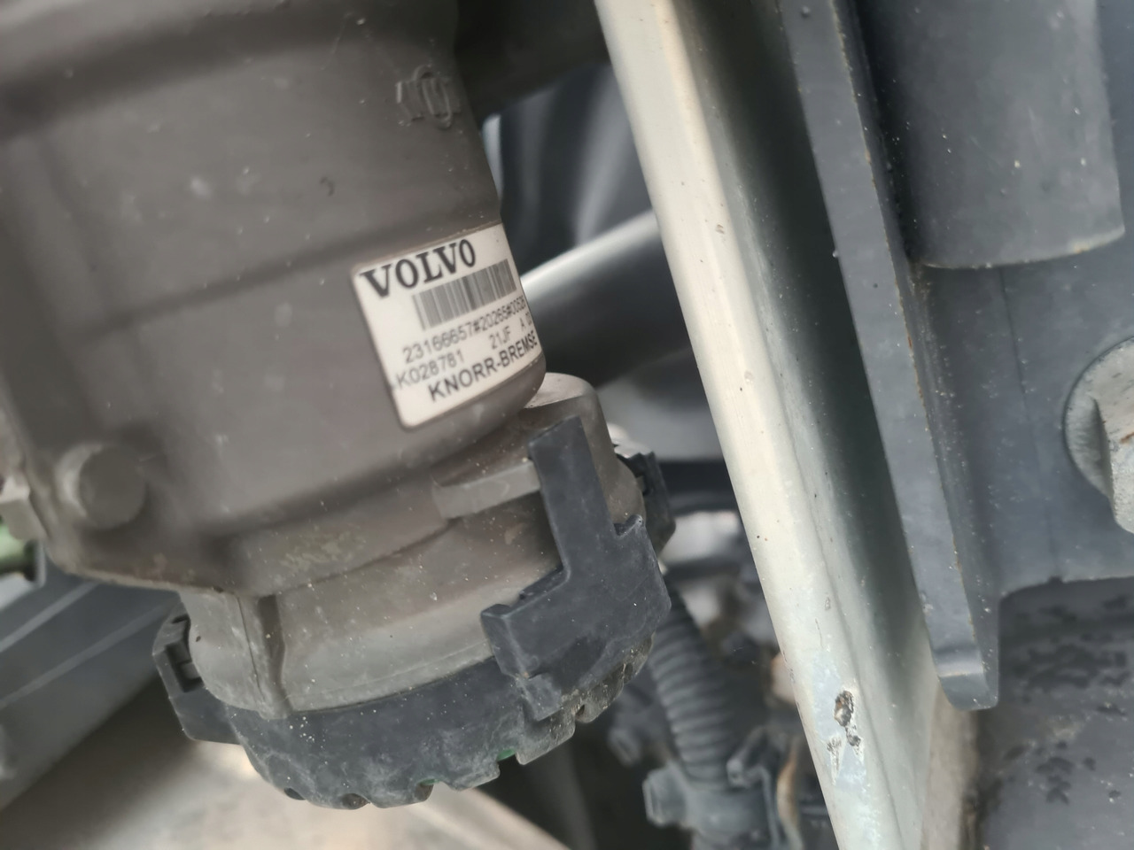 KNORR-BREMSE ZAWÓR EBS EUROPA NACZEPOWY VOLVO FH 4 FM 4 FH 5 FM 5 FMX 23166657 - Válvula de freno para Camión: foto 3 KNORR-BREMSE ZAWÓR EBS EUROPA NACZEPOWY VOLVO FH 4 FM 4 FH 5 FM 5 FMX 23166657 - Válvula de freno para Camión: foto 3