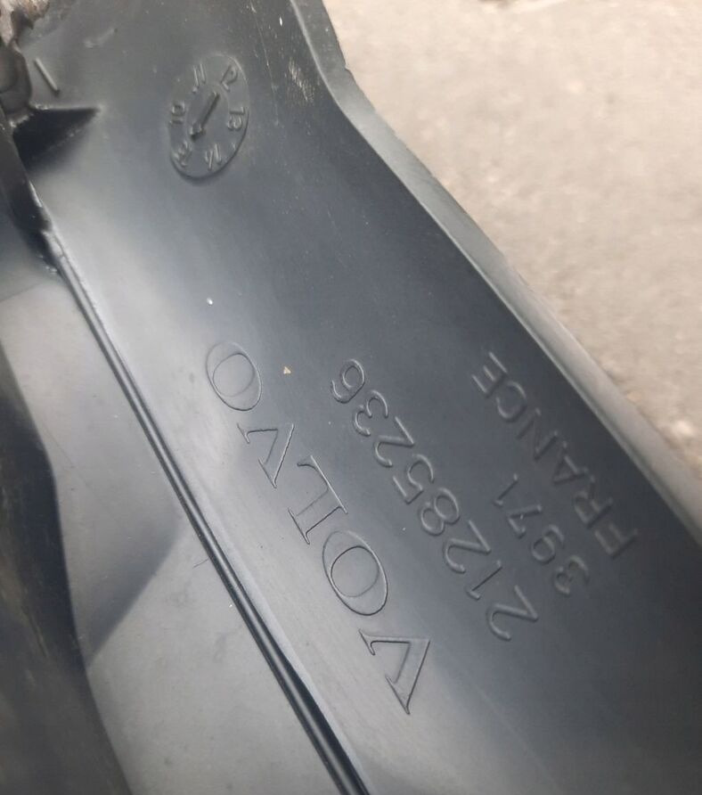 KOMIN WLOT POWIETRZA CZAPKA KABINY 21285236 Volvo FH 4 - Sistema de admisión de aire para Camión: foto 5 KOMIN WLOT POWIETRZA CZAPKA KABINY 21285236 Volvo FH 4 - Sistema de admisión de aire para Camión: foto 5