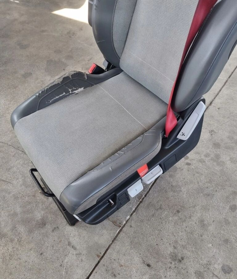 Renault LEWY SIEDZENIE KIEROWCY Renault RANGE GAMA T C K - Asiento para Camión: foto 4 Renault LEWY SIEDZENIE KIEROWCY Renault RANGE GAMA T C K - Asiento para Camión: foto 4