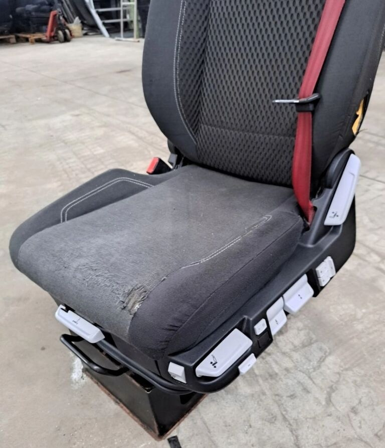 Renault SIEDZENIE KIEROWCY Renault RANGE GAMA T C K - Asiento para Camión: foto 3 Renault SIEDZENIE KIEROWCY Renault RANGE GAMA T C K - Asiento para Camión: foto 3