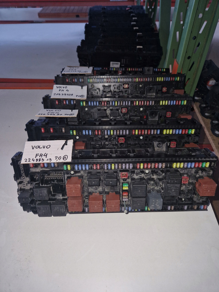 VOLVO TABLICA PŁYTA SKRZYNKA BEZPIECZNIKÓW VOLVO FH 4 FM 4 21543295 P02 - Fusible para Camión: foto 4 VOLVO TABLICA PŁYTA SKRZYNKA BEZPIECZNIKÓW VOLVO FH 4 FM 4 21543295 P02 - Fusible para Camión: foto 4