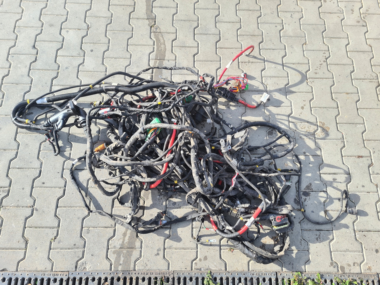 VOLVO WIĄZKA INSTALACJA RAMY VOLVO FH 5 I-SAVE 4x2 2022 ROK - Cables/ Alambres para Camión: foto 1 VOLVO WIĄZKA INSTALACJA RAMY VOLVO FH 5 I-SAVE 4x2 2022 ROK - Cables/ Alambres para Camión: foto 1