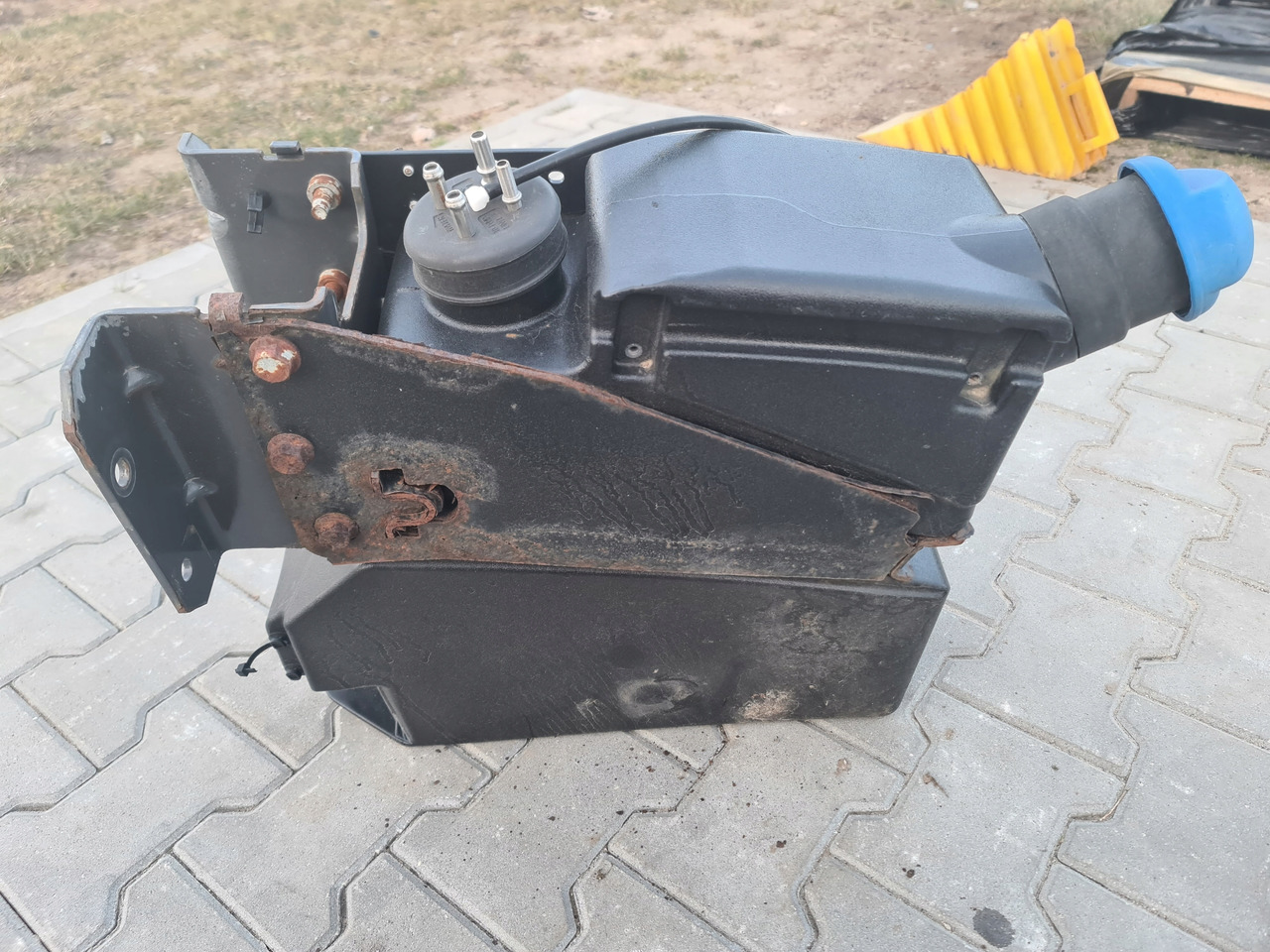 VOLVO ZBIORNIK ADBLUE RENAULT MIDLUM PREMIUM DXI 5 7 VOLVO FL FE - Depósito de AdBlue para Camión: foto 1 VOLVO ZBIORNIK ADBLUE RENAULT MIDLUM PREMIUM DXI 5 7 VOLVO FL FE - Depósito de AdBlue para Camión: foto 1