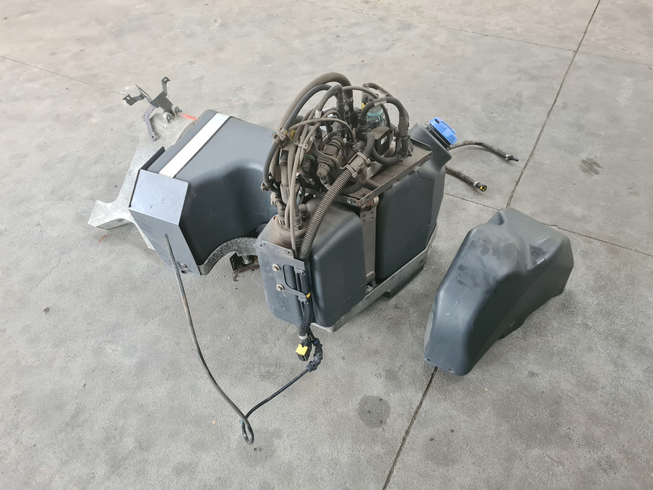 VOLVO ZBIORNIK POMPA WIĄZKA ADBLUE KOMPLET RENAULT GAMA T VOLVO FH 4 FM 4 - Depósito de AdBlue: foto 4 VOLVO ZBIORNIK POMPA WIĄZKA ADBLUE KOMPLET RENAULT GAMA T VOLVO FH 4 FM 4 - Depósito de AdBlue: foto 4