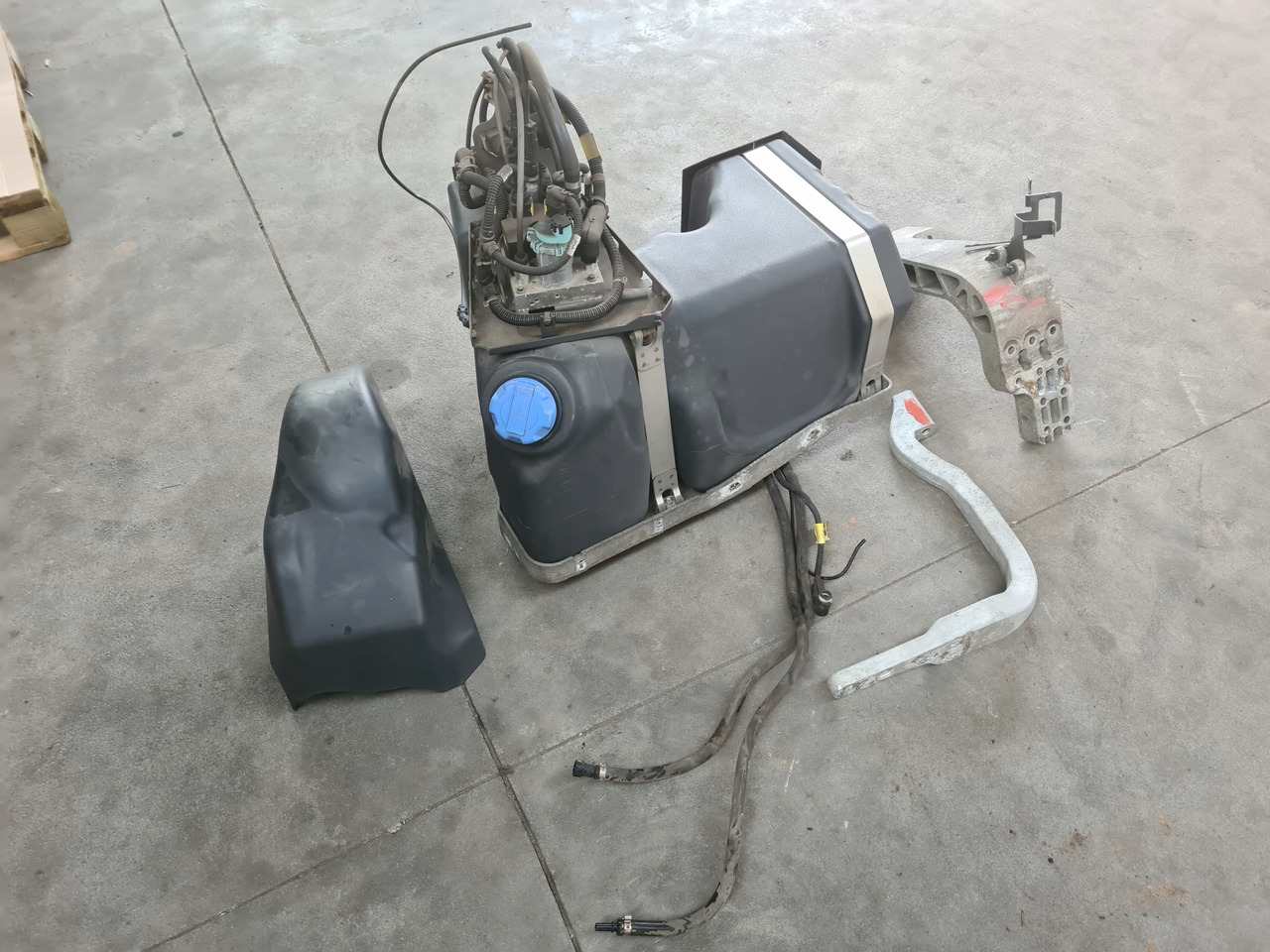 VOLVO ZBIORNIK POMPA WIĄZKA ADBLUE KOMPLET RENAULT GAMA T VOLVO FH 4 FM 4 - Depósito de AdBlue: foto 3 VOLVO ZBIORNIK POMPA WIĄZKA ADBLUE KOMPLET RENAULT GAMA T VOLVO FH 4 FM 4 - Depósito de AdBlue: foto 3