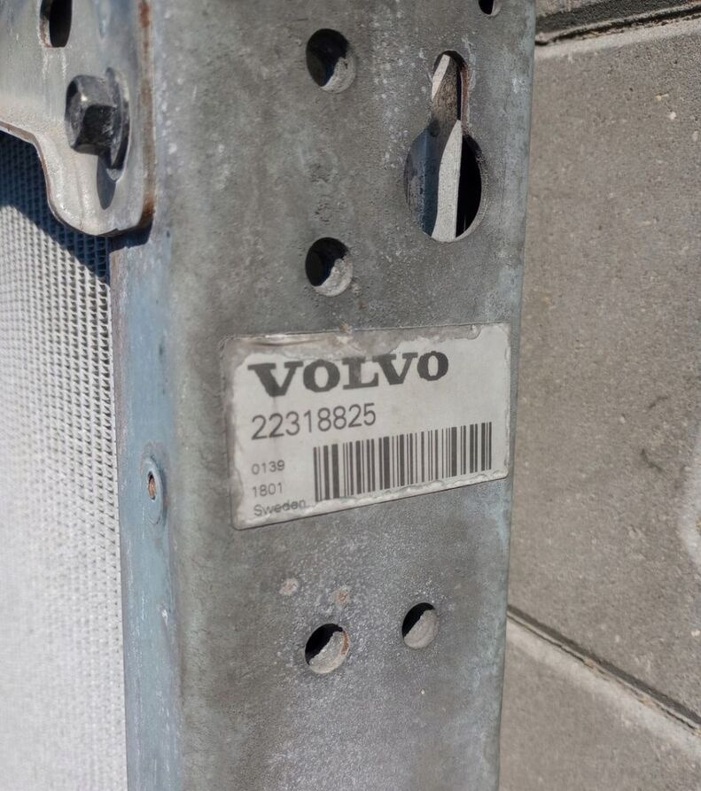 Volvo CHŁODNICA WODY CIECZY VOLVO FH 4 RENAULT GAMA T - Radiador para Camión: foto 4 Volvo CHŁODNICA WODY CIECZY VOLVO FH 4 RENAULT GAMA T - Radiador para Camión: foto 4