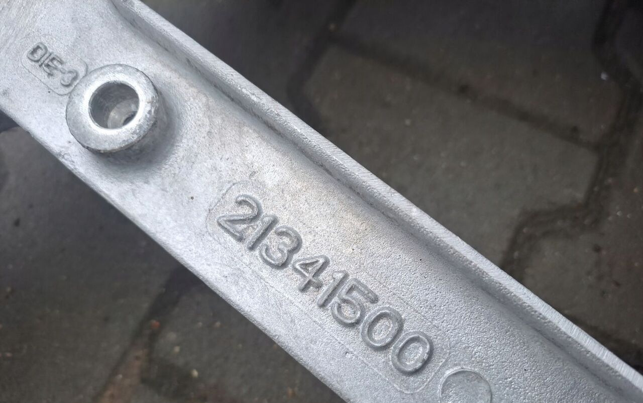Volvo MOCOWANIE WSPORNIK BŁOTNIKA SKRZYNKI AKUMULATORÓW FH 4 REN - Guardabarros para Camión: foto 3 Volvo MOCOWANIE WSPORNIK BŁOTNIKA SKRZYNKI AKUMULATORÓW FH 4 REN - Guardabarros para Camión: foto 3